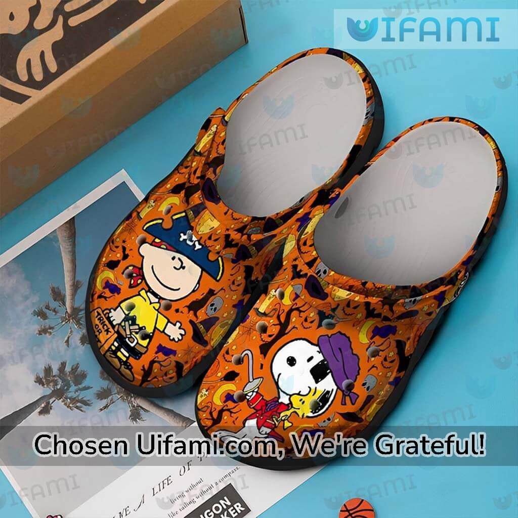 https://images.uifami.com/wp-content/uploads/2023/07/Charlie-Brown-Crocs-Woodstock-Snoopy-Peanuts-Charlie-Brown-Gift-2.jpg