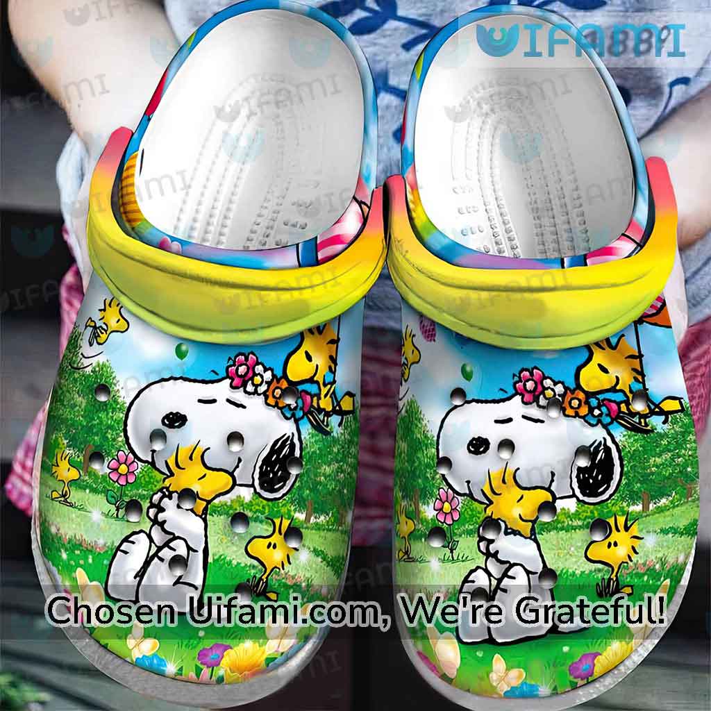 https://images.uifami.com/wp-content/uploads/2023/07/Crocs-Snoopy-Woodstock-Valuable-Snoopy-Gifts-For-Mom-1.jpeg